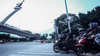 Pergub tersebut memuat beberapa aturan yang perlu dijalankan oleh pelaku usaha sampai pengelola tempat kerja. Sanksi diberikan secara progresif atau semakin berat jika kembali melanggar.