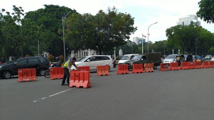 Lalu lintas di sekitar Istana kembali dibuka usai selesainya demo buruh di Patung Kuda