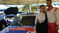 Salvo sudah lima tahun bertugas sebagai navigator alias co-driver dari pereli Miguel Socias. Keduanya tengah menjalani kejuaraan Peugeout Rally Cup Iberica. Foto: Facebook Laura Salvo