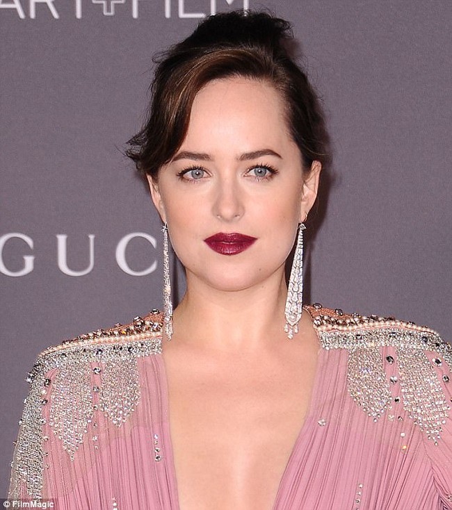 9. Sagitarius : Raspberry RedZodiak Sagitarius cocok dengan warna-warna plum. Menggunakan lipstik warna raspberry red atau ungu kemerahan akan meningkatkan karakter Sagitarius yang optimistik. Foto: Instagram