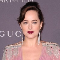 9. Sagitarius : Raspberry RedZodiak Sagitarius cocok dengan warna-warna plum. Menggunakan lipstik warna raspberry red atau ungu kemerahan akan meningkatkan karakter Sagitarius yang optimistik. Foto: Instagram