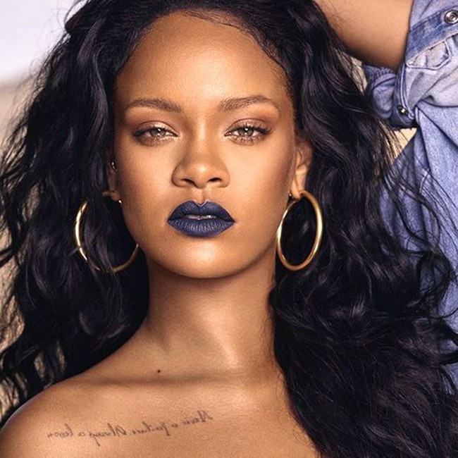 11. Aquarius: Pale Blue Ya, biru! Karena Aquarius orang yang berani mencoba sesuatu yang baru, maka mereka pun tertarik menggunakan lipstik warna biru.  Foto: Instagram