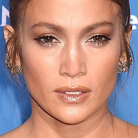 5. Leo: Iridescent GoldLeo tipe zodiak yang suka jadi pusat perhatian. Menggunakan warna gold dengan efek shimmer atau iridescent gold cocok untuk zodiak Leo yang ingin selalu jadi pusat perhatian.  Foto: Instagram