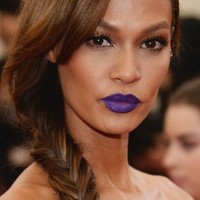8. Scorpio : Pantone PurpleZodiak Scorpio yang punya sisi gelap dan misterius akan cocok menggunakan lipstik ungu. Untuk menyeimbangkannya, tambahkan lipstik warna merah agar warnanya tidak terlalu seram. Foto: Instagram