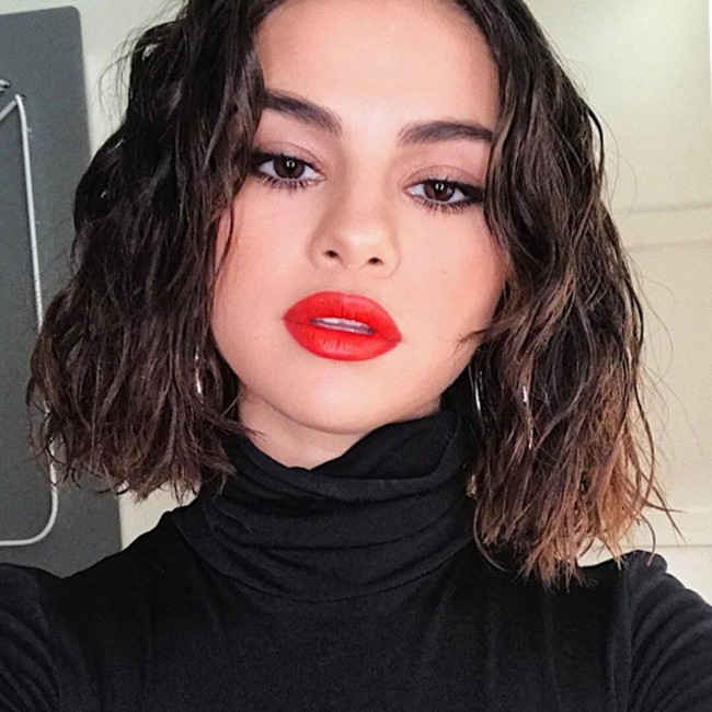 1. Aries: Merah BoldZodiak Aries yang dikenal punya karakter bold, cocok menggunakan lipstik yang menyala. Lipstik warna merah sangat cocok dengan kepribadian Aries yang berani.  Foto: Instagram