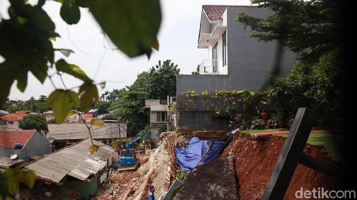 Hujan deras mengakibatkan longsor di wilayah Ciganjur, Jagakarsa, Jakarta Selatan. Longsoran itu lantas menimbun aliran sungai sehingga menyebabkan air membeludak di permukiman warga. Tampak salah satu rumah di Perumahan Melati Residence berada di ujung turap yang longsor. Sekitar 3-4 meter dari bagian rumah di perumahan itu tampak melayang karena turap yang longsor tersebut.