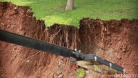 Longsor ini juga menyebabkan banjir di Kelurahan Ciganjur, Sabtu (10/10/2020) lalu. Aliran kali tertutup longsoran tembok perumahan hingga air meluap dan menggenangi permukiman warga.