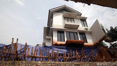 Melihat Lagi Rumah Melayang Akibat Longsor di Ciganjur
