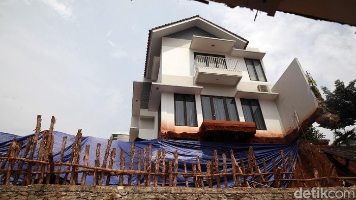 Hujan deras mengakibatkan longsor di wilayah Ciganjur, Jagakarsa, Jakarta Selatan. Longsoran itu lantas menimbun aliran sungai sehingga menyebabkan air membeludak di permukiman warga. Tampak salah satu rumah di Perumahan Melati Residence berada di ujung turap yang longsor. Sekitar 3-4 meter dari bagian rumah di perumahan itu tampak melayang karena turap yang longsor tersebut.