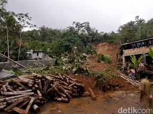 Rumah Tertimbun Longsor, Sekeluarga di Tasikmalaya Lolos dari Maut