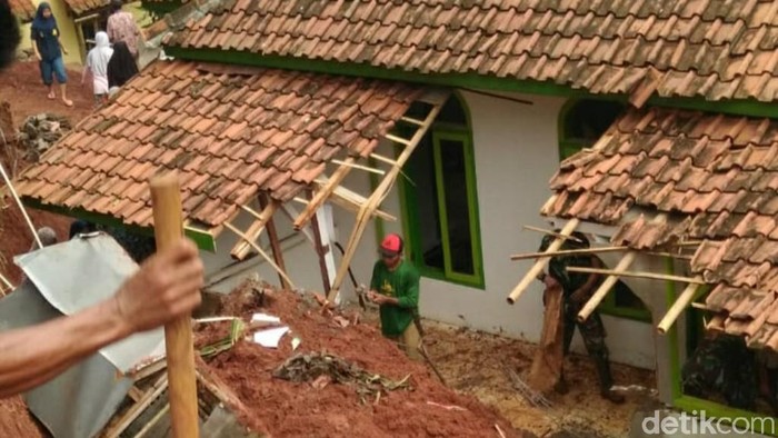 Madrasah di Ciamis rusak akibat tertimpa benteng yang ambruk