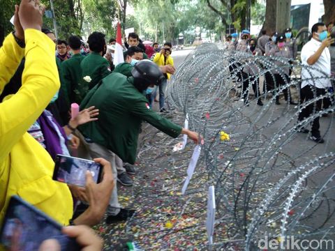Mahasiswa bawa nisan saat demo di gedung DPRD Sumut (Datuk/detikcom)