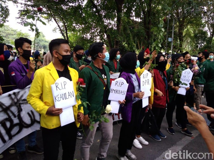 Mahasiswa bawa nisan saat demo di gedung DPRD Sumut (Datuk/detikcom)