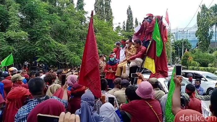 Mahasiswa di Ambon kembali demo menolak Omnibus Law.