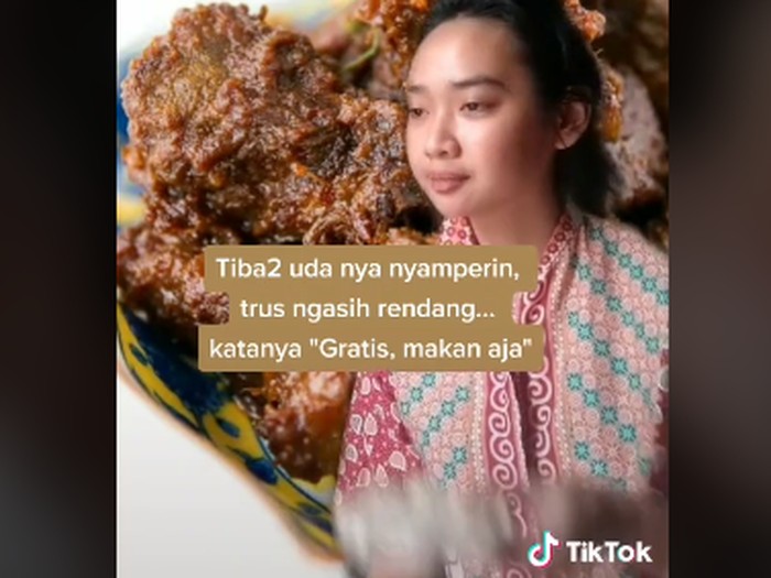 Kocak! Netizen Ini Dikira Gelandangan saat Makan di Restoran Padang
