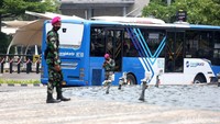 Penjagaan dilakukan di sekitar kolam air mancur.