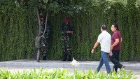 Petugas juga berjaga di jalur pedestrian yang biasanya ramai oleh lalu lalang warga.