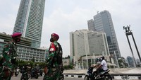 Marinir disiagakan di kawasan Bundaran Hotel (HI) Indonesia, Senin (12/10/2020).
