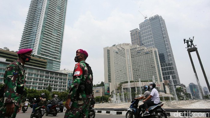 Marinir Berjaga di Bundaran HI Pasukan Marinir saat menjaga di kawasan Bundaran HI, Jakarta Pusat, Senin (12/10/2020).