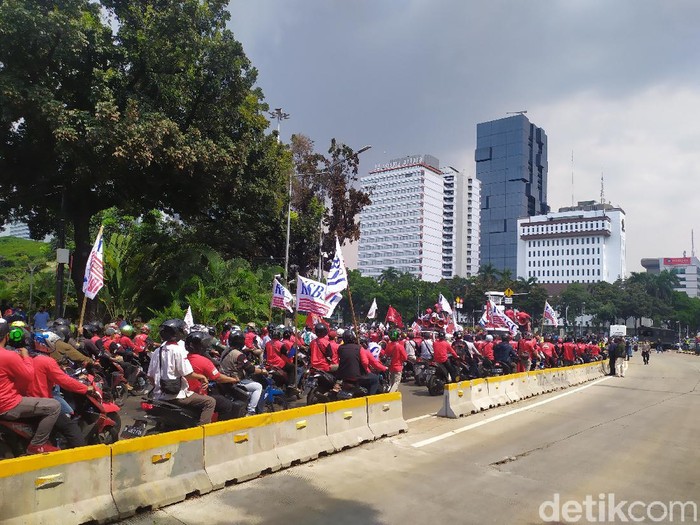 Massa buruh membubarkan diri di patung kuda (Luqman/detikcom)