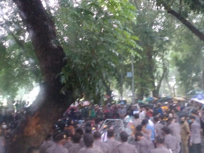 Massa buruh tetap demo DPRD Sumut meski diguyur hujan deras (Datuk-detikcom)