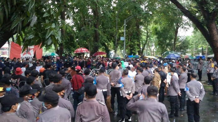 Massa buruh tetap demo DPRD Sumut meski diguyur hujan deras (Datuk-detikcom)