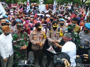 So Sweet...Demo Omnibus Law Semarang, Buruh-Polisi Saling Bagi Bunga