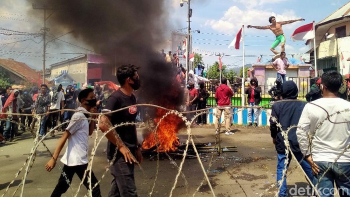 Massa mahasiswa demo tolak Omnibus Law di depan gedung DPRD Dompu, NTB.