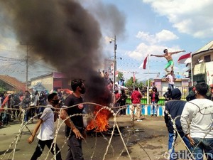 Bakar Ban, Mahasiswa Demo Tolak Omnibus Law di DPRD Dompu