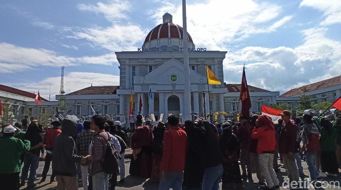 Massa tolak Omnibus Law UU Ciptaker geruduk Balai Kota Palopo (Riyas-detikcom).