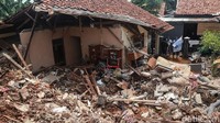 Bahkan separuh rumah warga terlihat roboh.