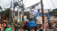 Sebanyak 300 rumah warga di Jalan Damai RT 04 RW 02, Kelurahan Ciganjur, Jakarta Selatan, terendam banjir. Ketinggian air dari 70 cm hingga 150 cm.