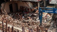 Camat Jagakarsa, Alamsyah, mengungkap banjir di Ciganjur terjadi karena luapan anak Kali Setu. Aliran kali tertutup longsoran tembok perumahan hingga air meluap dan menggenangi permukiman warga.