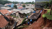 Begini potret sejumlah rumah yang rusak imbas longsor di Kelurahan Ciganjur, Kecamatan Jagakarsa, Jakarta Selatan.
