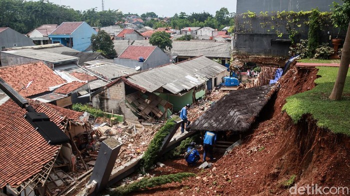 Sejumlah rumah mengalami kerusakan parah imbas longsor di Ciganjur, Jakarta Selatan. Berikut foto-fotonya.