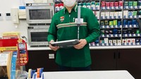 Nah, kira-kira begini tampilan para pegawai minimarket di Jepang yang siap membantu setiap pengunjung. Foto: @gantugs1117 