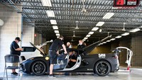 Seorang pebalap bernama Sam Schmidt mengakhiri karirnya di tahun 2000 setelah kecelakaan yang menyebabkan kelumpuhan. 20 tahun berselang, Schmidt kembali lagi ke lintasan berkat kemajuan teknologi mengemudi mobil. Corvette C8 yang dapat dikendarai tanpa menggunakan kaki dan tangan. Lalu bagaimana bisa? Rupanya mobil ini menggunakan perangkat sensor wajah untuk sistem kendalinya. Foto: Pool (Carbuzz)