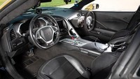 Fitur ini merupakan iterasi terbaru dari konsep Semi-Autonomous Motorcar (SAM) yang pertama kali diaplikasikan pada Corvette C7 tahun 2014 lalu. Kini Corvette C8 diberikan sentuhan serupa untuk dipakai oleh Speedway Motors berkompetisi di ajang balapan. Pemasangan fitur sensor wajah sebagai kendali mobil ini dikerjakan oleh Arrow Electronics. Foto: Pool (Carbuzz)