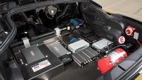 Untuk mengontrol mobil Chevrolet Corvette SAM, Schmidt menggunakan gerakan kepala, memiringkan kepalanya ke satu arah atau yang lain sambil mengenakan headset khusus rancangan Arrow Electronic dengan pemancar inframerah. Cahaya inframerah dari pemancar tersebut ditangkap oleh sepasang kamera yang dipasang di dasbor. Foto: Pool (Carbuzz)