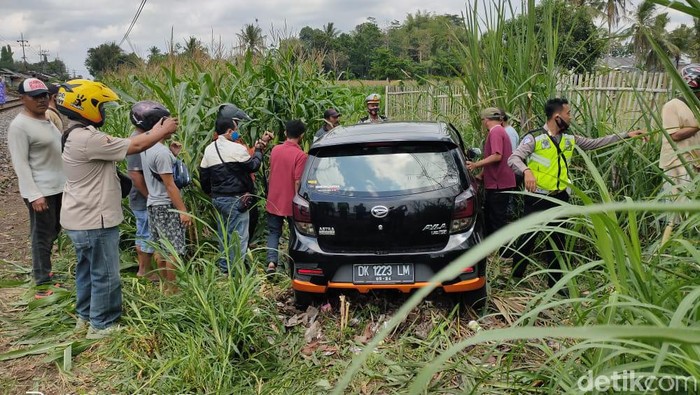 mobil tertabrak kereta di jember