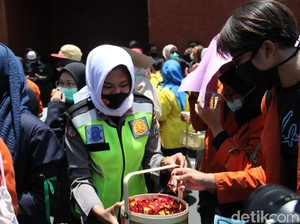 Momen Keakraban Pedemo Tolak Omnibus Law dengan Polisi di Mojokerto