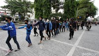 Petugas kepolisian yang menjaga unjukrasa mahasiswa di depan Balaikota Solo sebelumnya mengamankan puluhan pemuda di jalan Jenderal Sudirman yang mengarah ke Balaikota, Surakarta, Jawa Tengah, Senin (12/10).