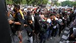 Momen Polisi Solo Amankan Penyusup Demo Omnibus Law