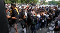 Di duga puluhan pemuda tersebut mempersiapkan diri untuk membuat onar dan provokasi saat mahasiswa berdemo. 