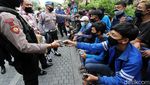 Momen Polisi Solo Amankan Penyusup Demo Omnibus Law