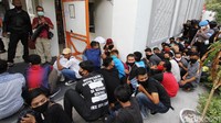 Polisi dengan sigap langsung mengamankan puluhan remaja ini.