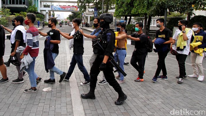 Petugas kepolisian yang menjaga unjukrasa mahasiswa di depan Balaikota Solo sebelumnya mengamankan puluhan remaja. Ini foto-fotonya.