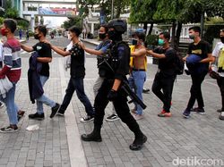 Momen Polisi Solo Amankan Penyusup Demo Omnibus Law