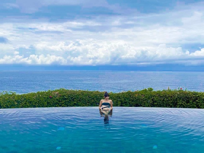 Foto lain yang menunjukkan tubuh langsing istri Ardi Bakri adalah ketika bersantai di kolam renang mengenakan baju renang berwarna biru tua. Foto: Instagram @ramadhaniabakrie
