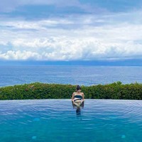 Foto lain yang menunjukkan tubuh langsing istri Ardi Bakri adalah ketika bersantai di kolam renang mengenakan baju renang berwarna biru tua. Foto: Instagram @ramadhaniabakrie